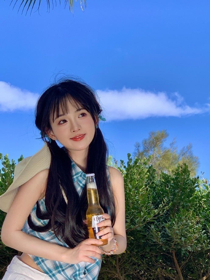 何穗与儿子阿那亚悠闲散步，简约装扮展现好气质，网友热议其产后恢复